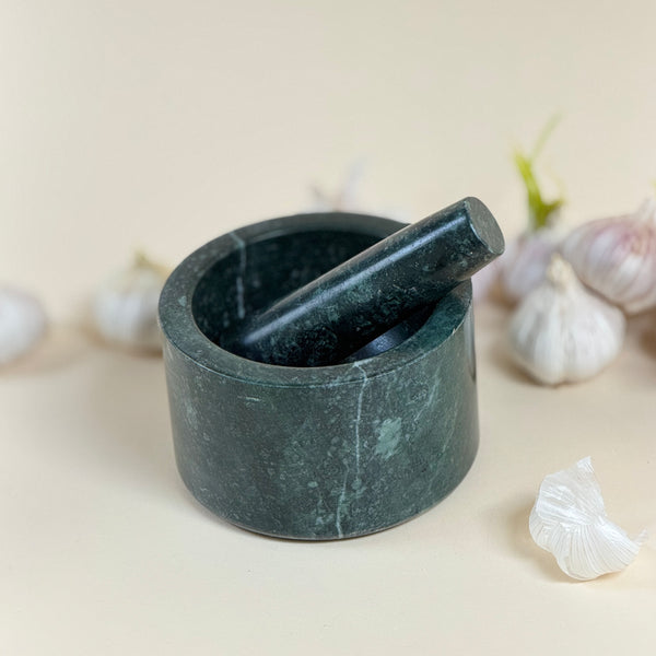 Mörser und Stößel aus grünem Marmor