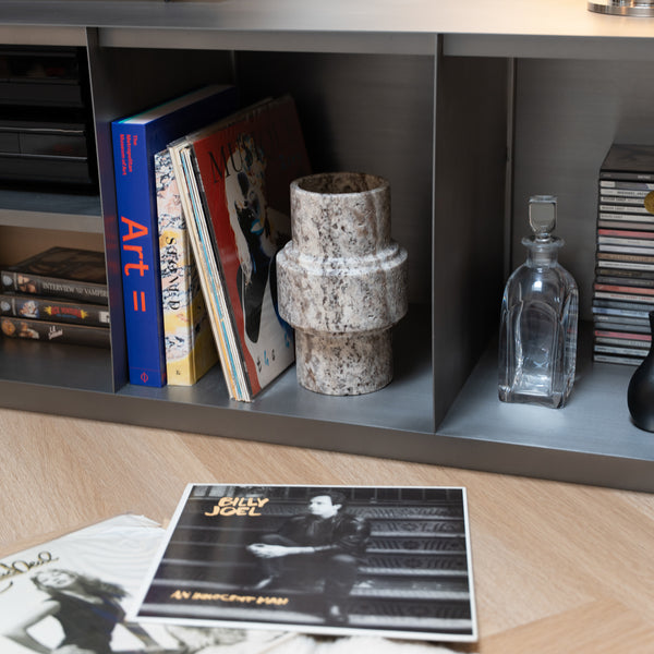 Vase ‚Column‘ aus Silbertravertin