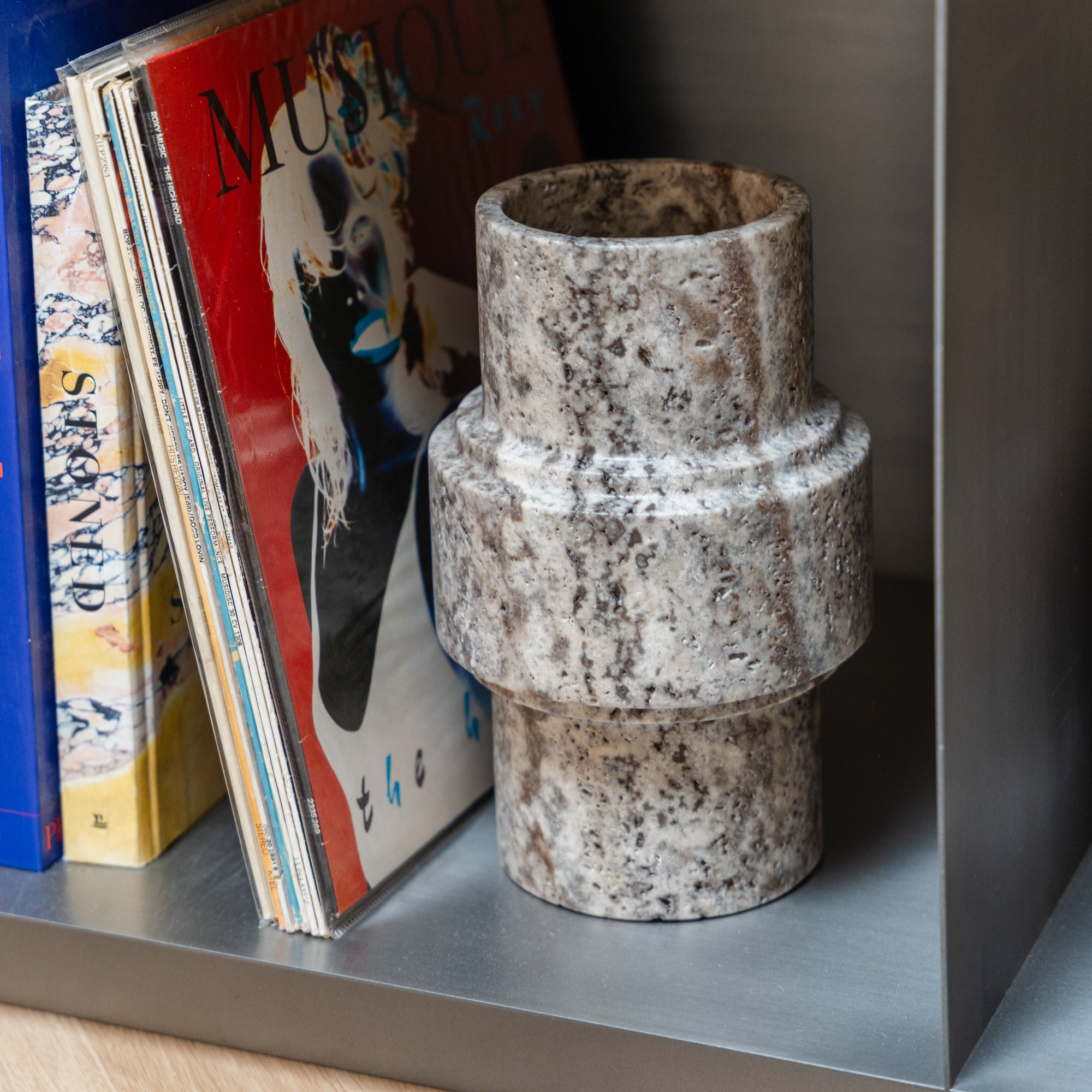 Vase ‚Column‘ aus Silbertravertin