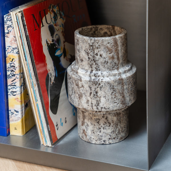 Vase ‚Column‘ aus Silbertravertin