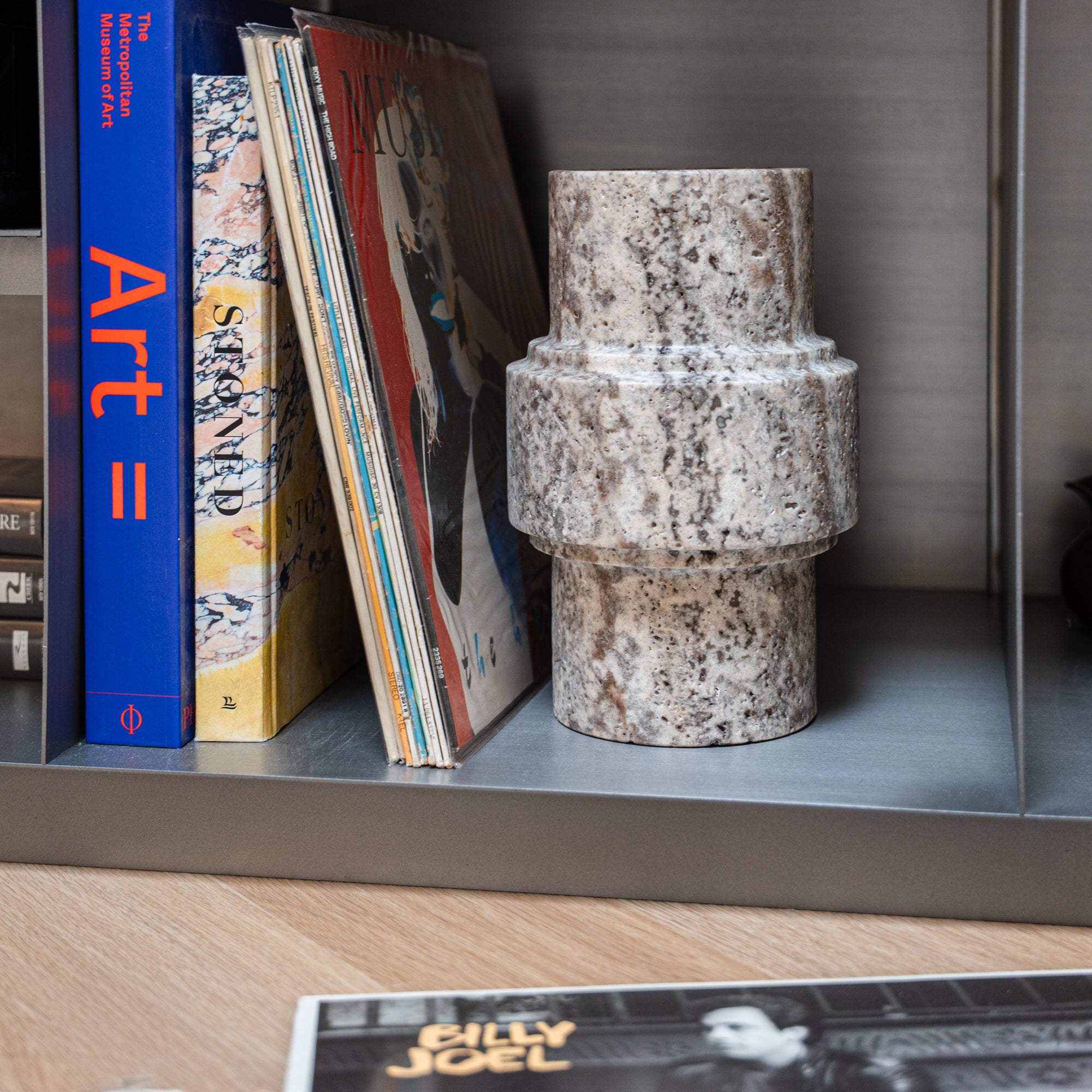 Vase ‚Column‘ aus Silbertravertin