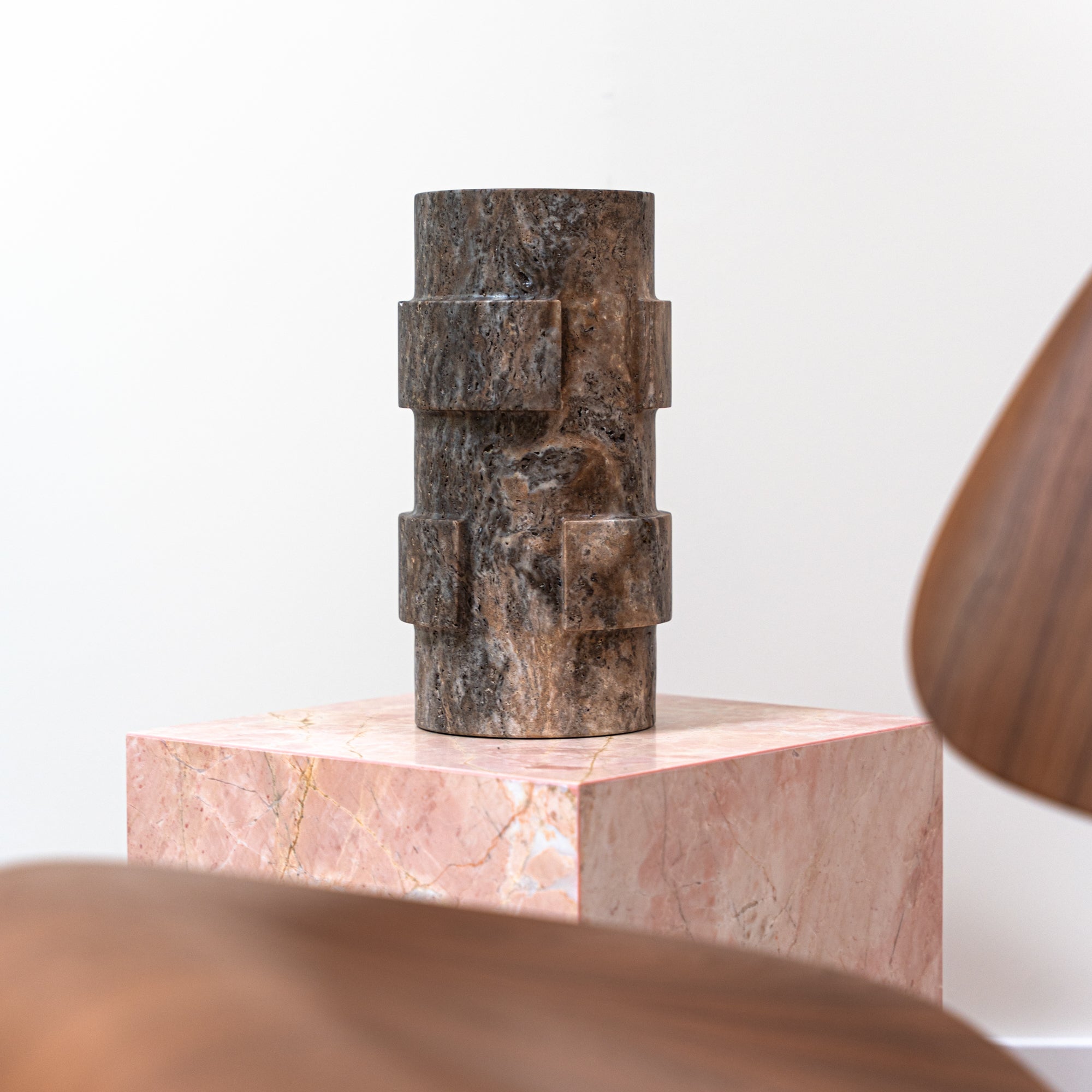 Vase ‚Vida‘ aus Silbertravertin