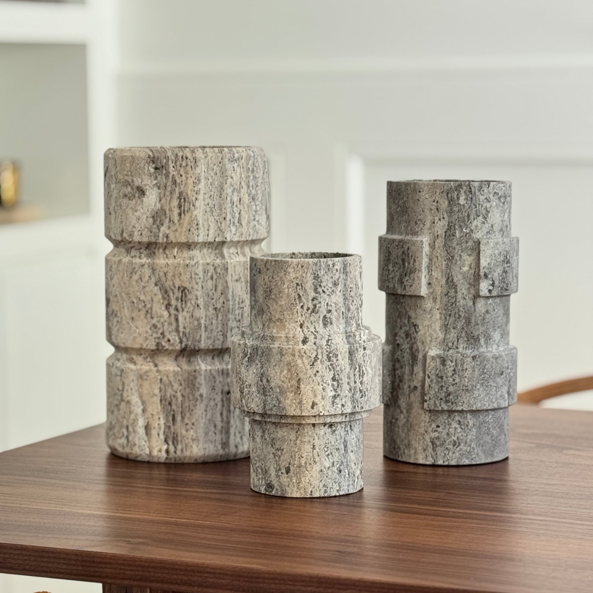 Stoned, not wasted: Vase ‚Don‘ aus Silbertravertin