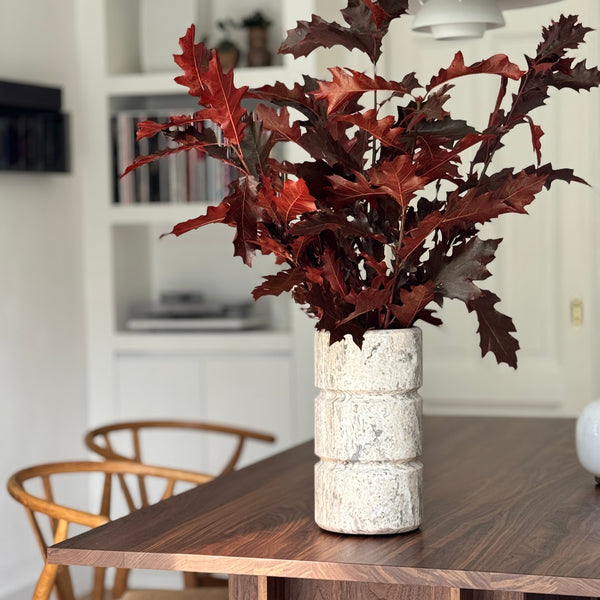 Stoned, not wasted: Vase ‚Don‘ aus Silbertravertin