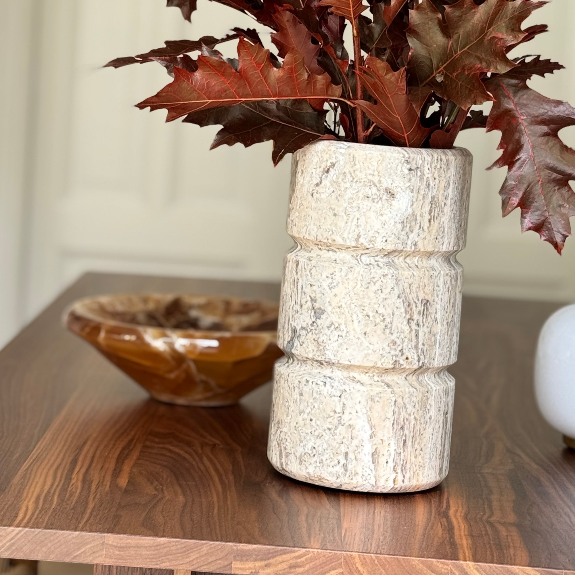 Stoned, not wasted: Vase ‚Don‘ aus Silbertravertin