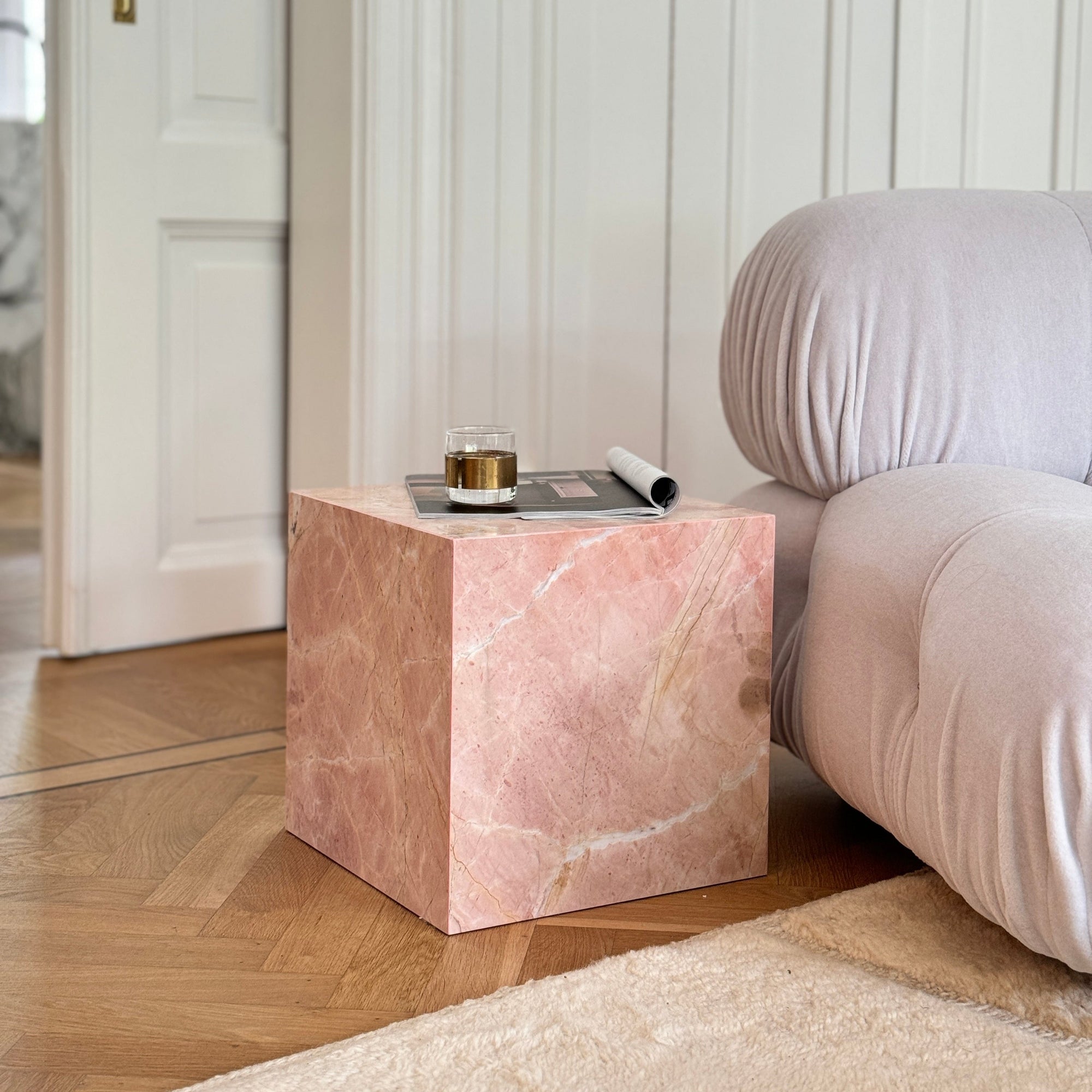Stoned, not wasted: Beistelltisch „SOHO Mini“ aus rosa Marmor