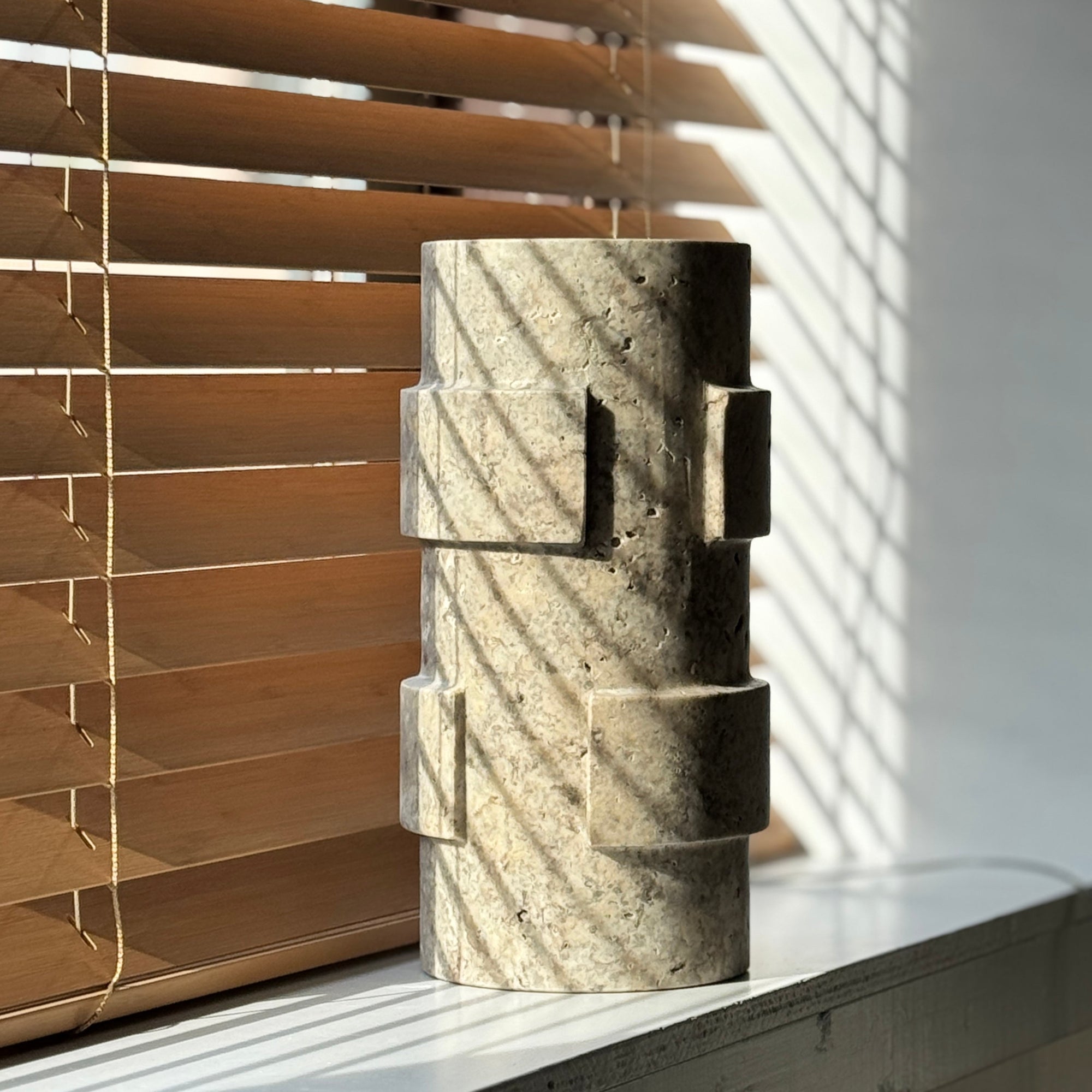 Vase ‚Vida‘ aus Silbertravertin