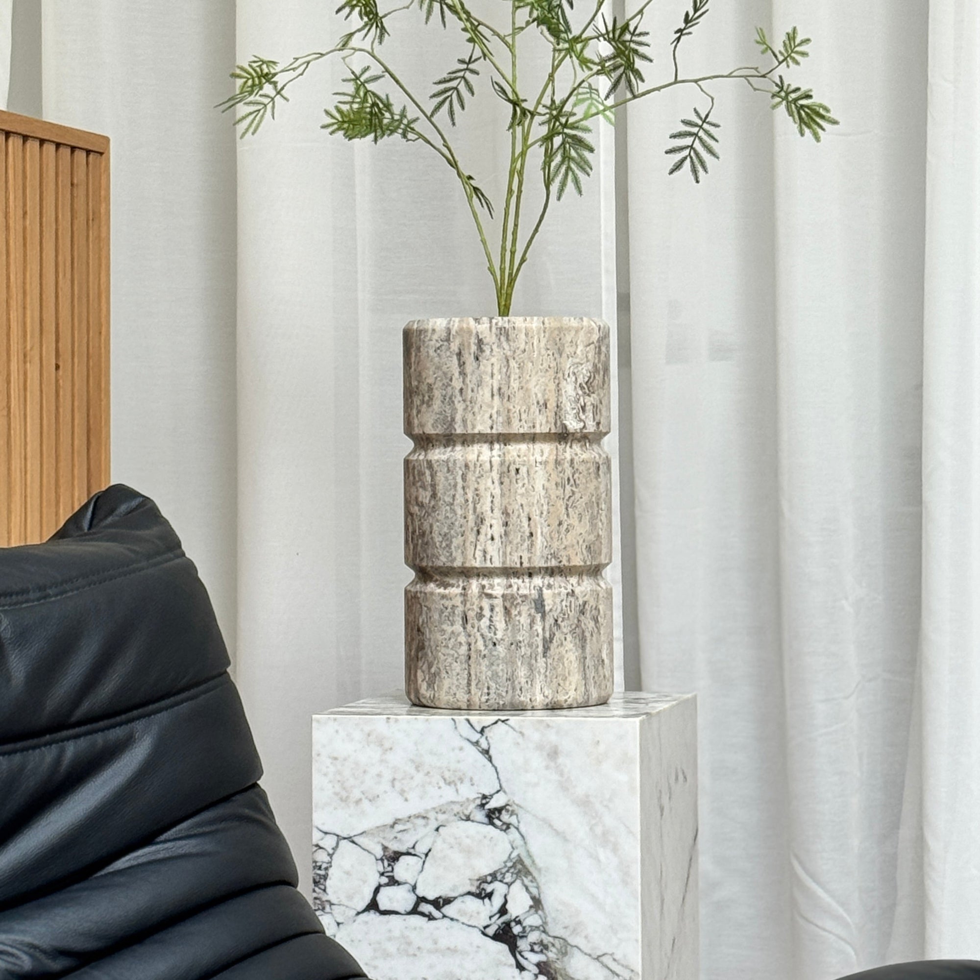 Stoned, not wasted: Vase ‚Don‘ aus Silbertravertin