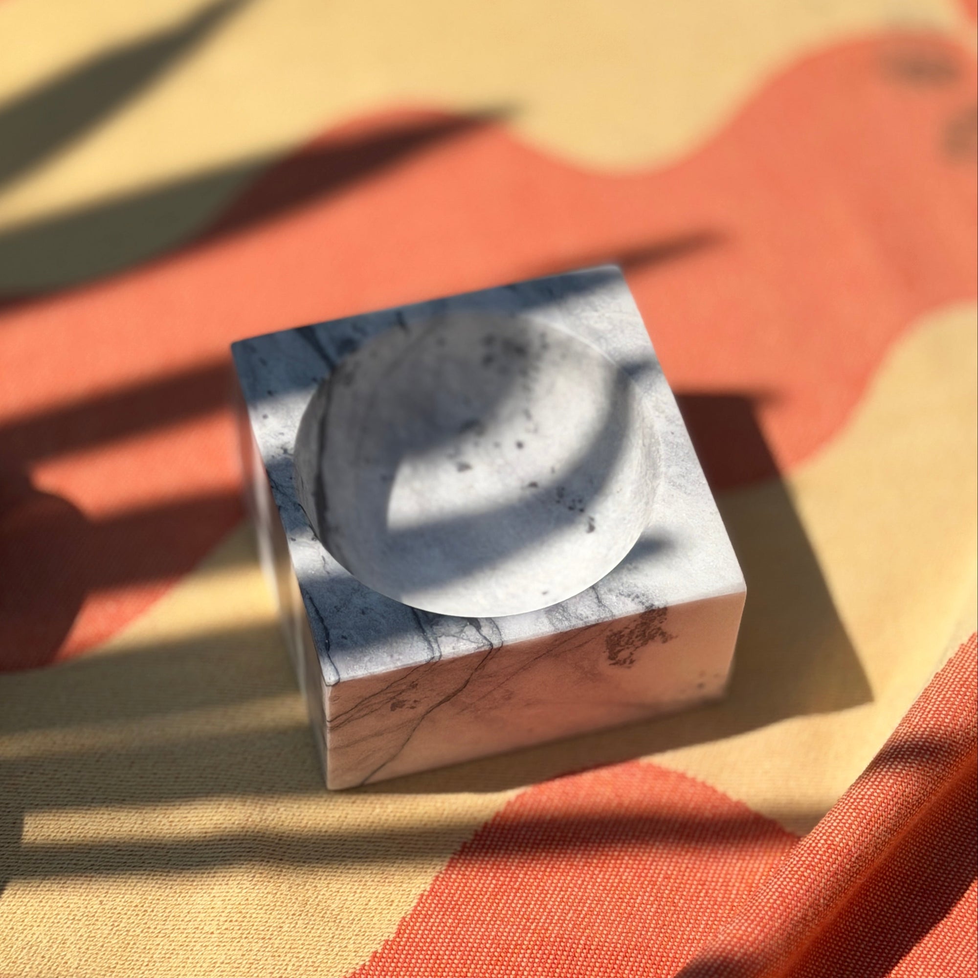 Schale aus kräftigem weißem Marmorblock