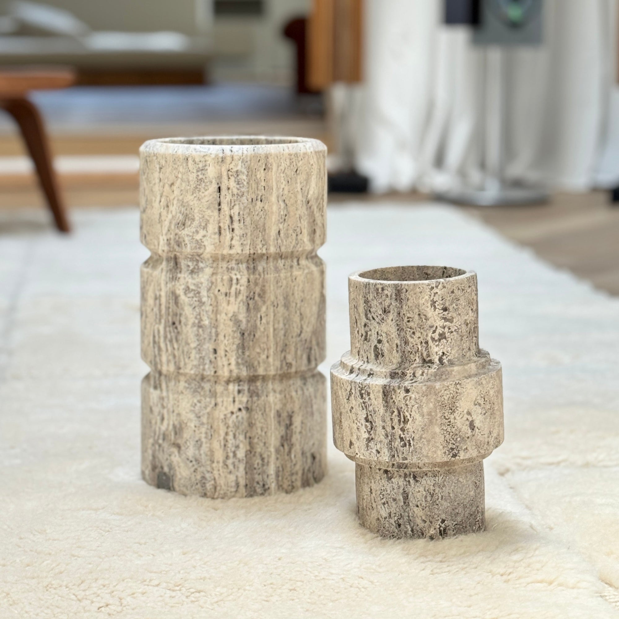 Stoned, not wasted: Vase ‚Don‘ aus Silbertravertin