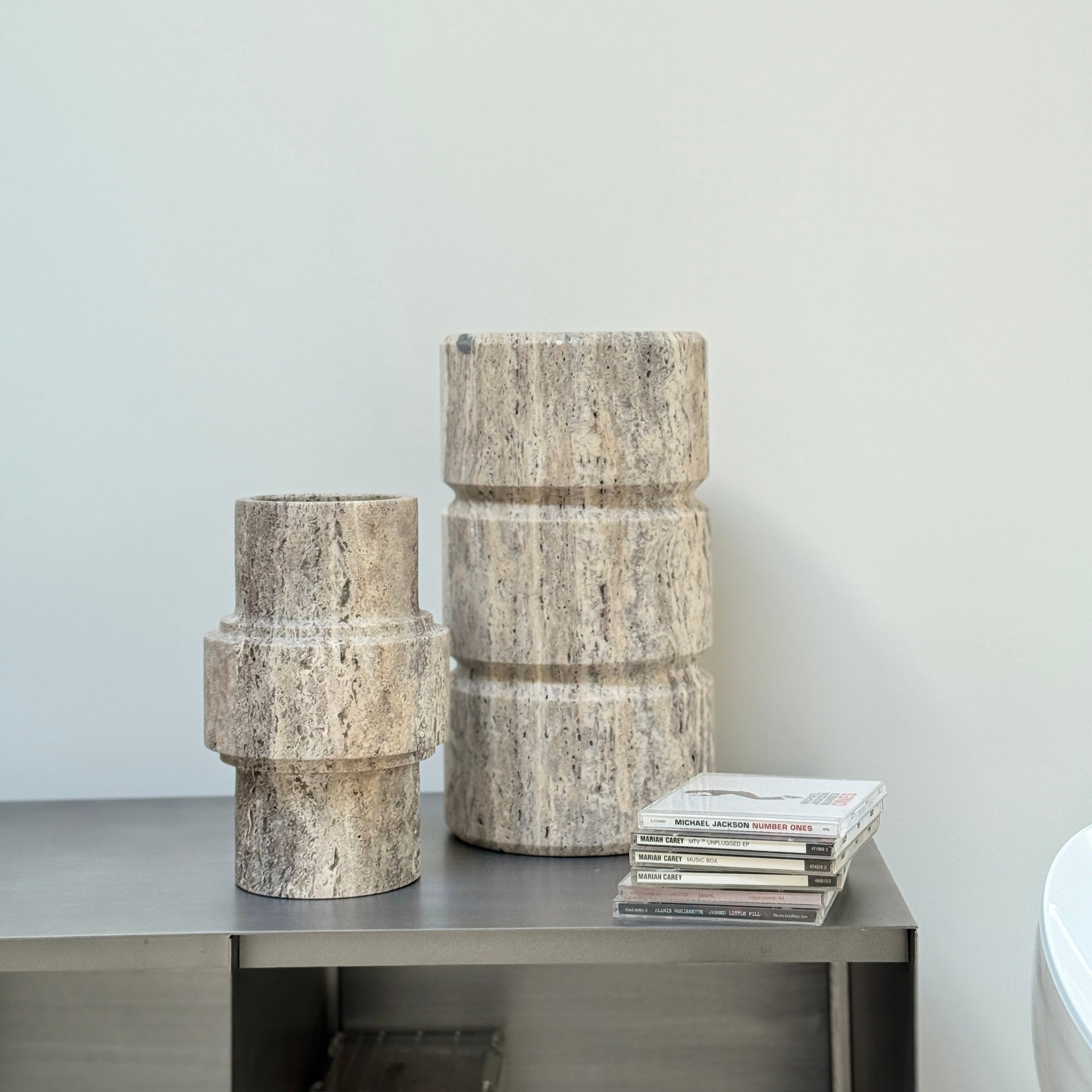 Stoned, not wasted: Vase ‚Don‘ aus Silbertravertin