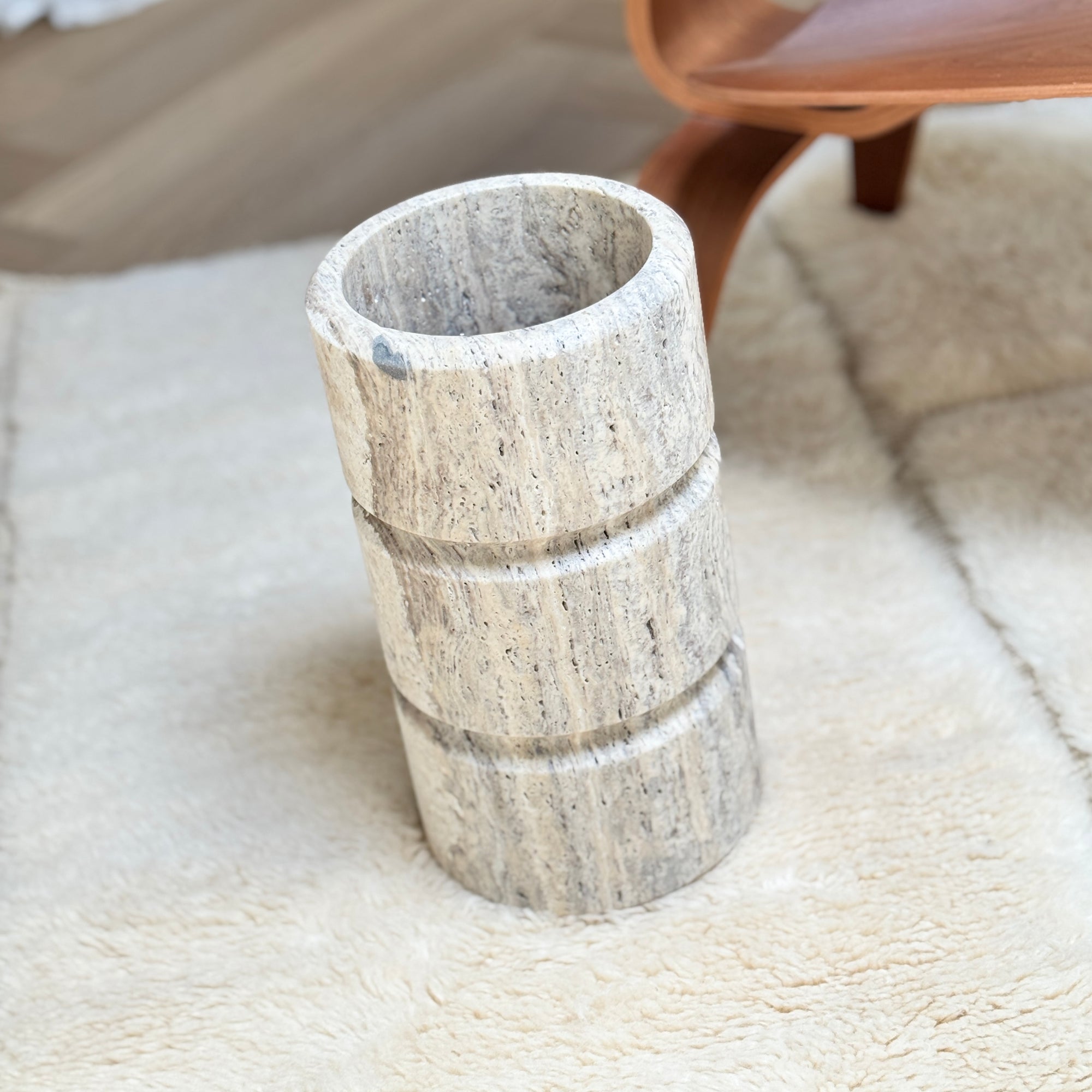 Stoned, not wasted: Vase ‚Don‘ aus Silbertravertin