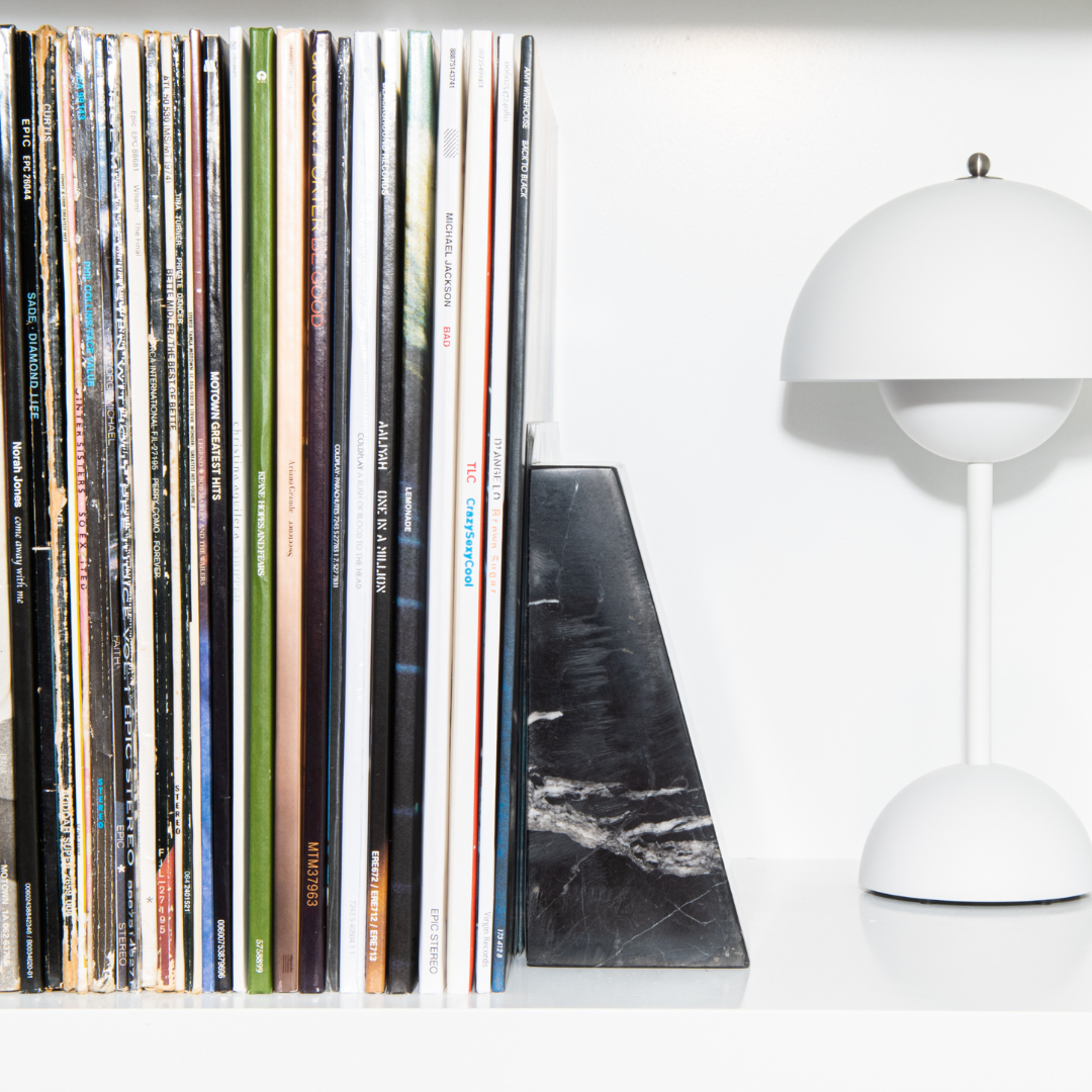 Stoned, not wasted: Buchstützen-Set aus schwarzem Marmor - 1 Stück