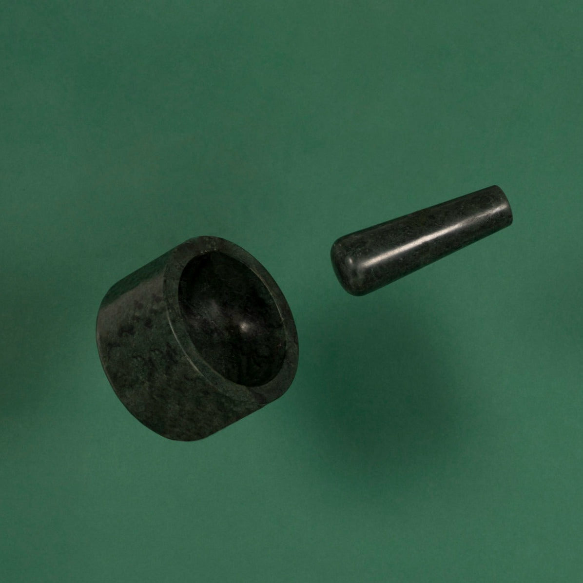 Stoned, not wasted: Mörser und Stößel aus grünem Marmor