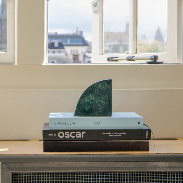 Stoned, not wasted: Buchstütze aus grünem Marmor