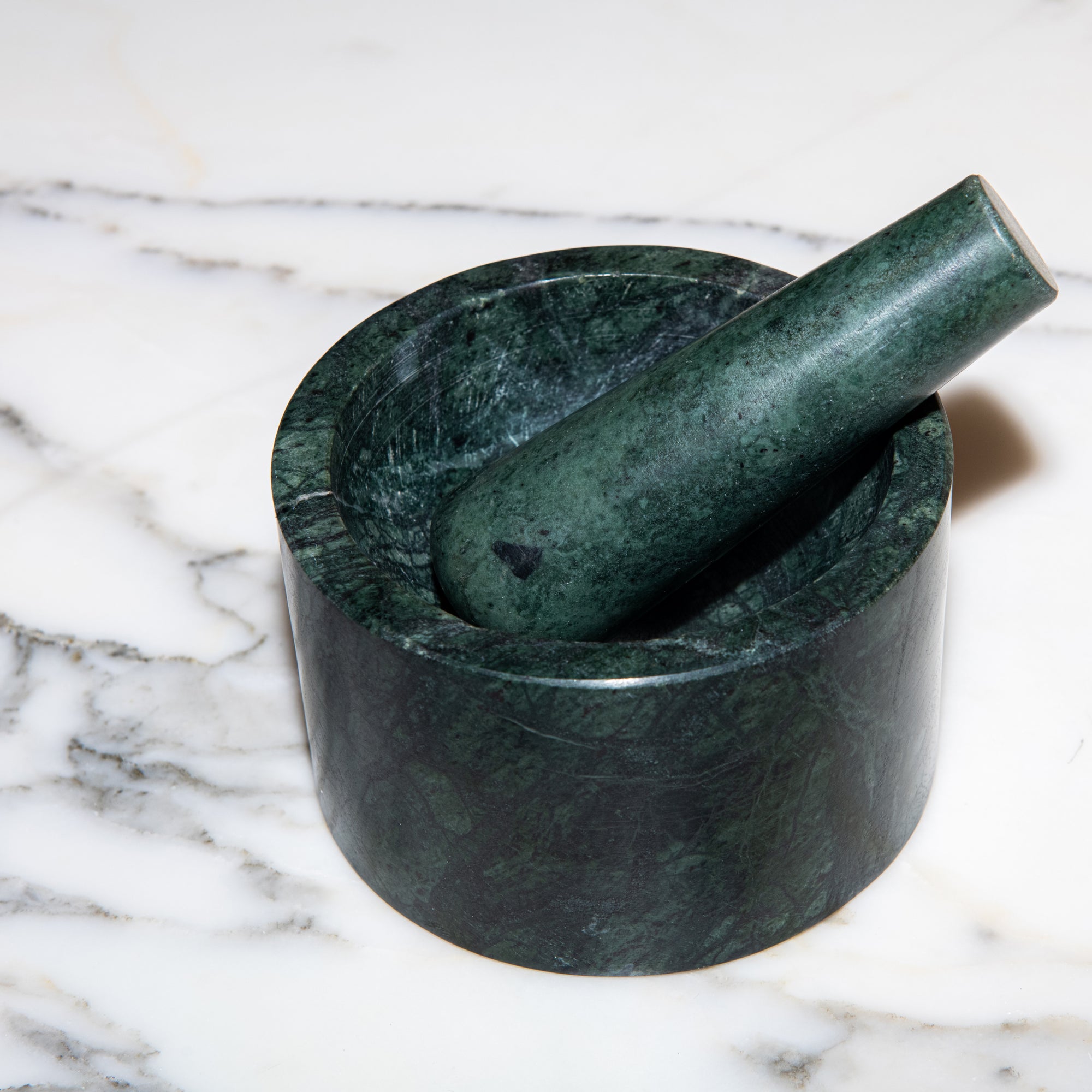 Stoned, not wasted: Mörser und Stößel aus grünem Marmor