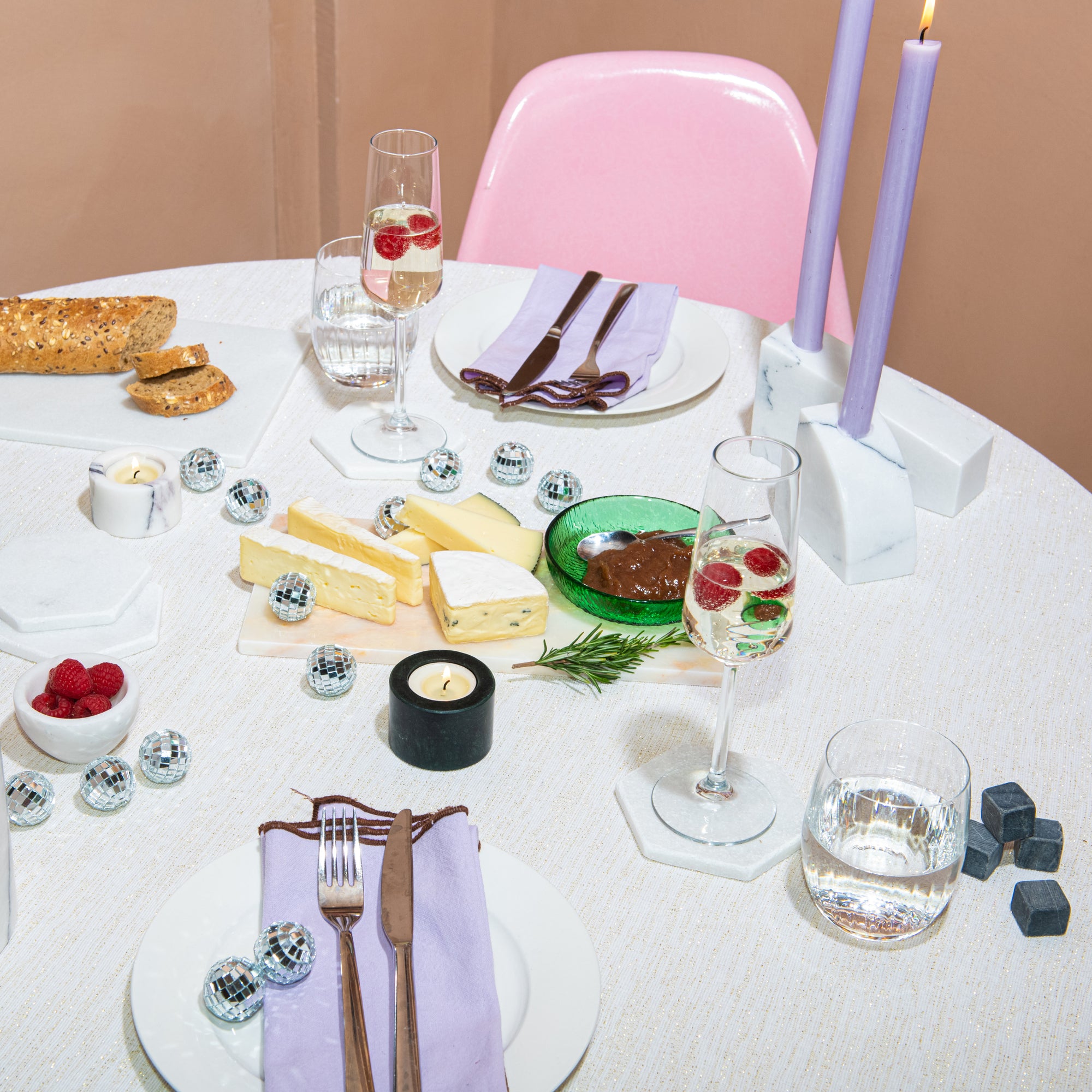 Stoned, not wasted: Weißer Marmor-Kerzenhalter „Stellar“