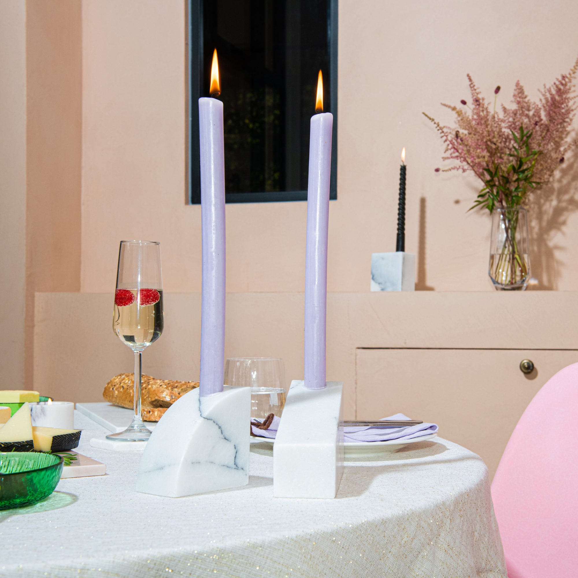 Stoned, not wasted: Weißer Marmor-Kerzenhalter „Nova“